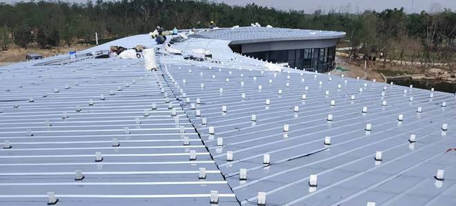 鋁鎂錳屋面板會被大風掀翻？抗風夾具是關鍵